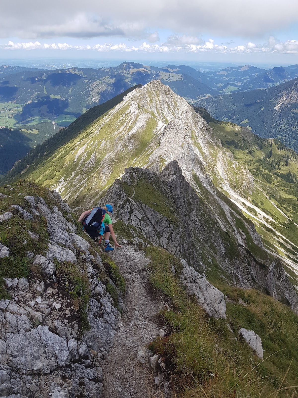 Winter hikers ascending towards the Ostlerhütte